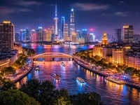 Нічні вогні міста над річкою: панорама хмарочосів, підсвічений міст...