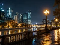 Нічна міська набережна з яскравими ліхтарями, хмарочосами