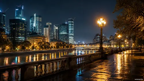 Нічна міська набережна з яскравими ліхтарями, хмарочосами