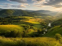 Панорамний пейзаж України із зеленими пагорбами, річкою в долині