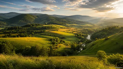 Панорамний пейзаж України із зеленими пагорбами, річкою в долині