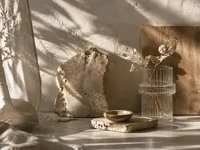 Світло і тінь на фактурній композиції з каменем, деревом, тканиною
