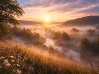 Світанок над туманною долиною з м’яким сонячним світлом, річкою