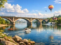 Кадр дня: арковий міст над спокійною рікою, поїзд на мосту, каяки