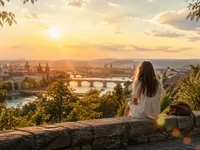 Мить, що лишилась: дівчина на терасі милується золотим заходом сонця